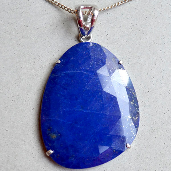 29Ct lapis lazuli with diamond